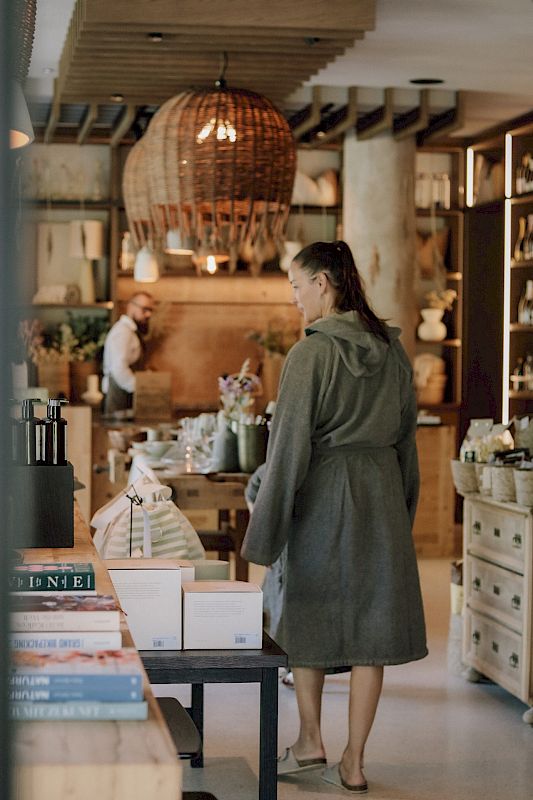 10.45 am · Just a "quick" look<br />
in the farm shop