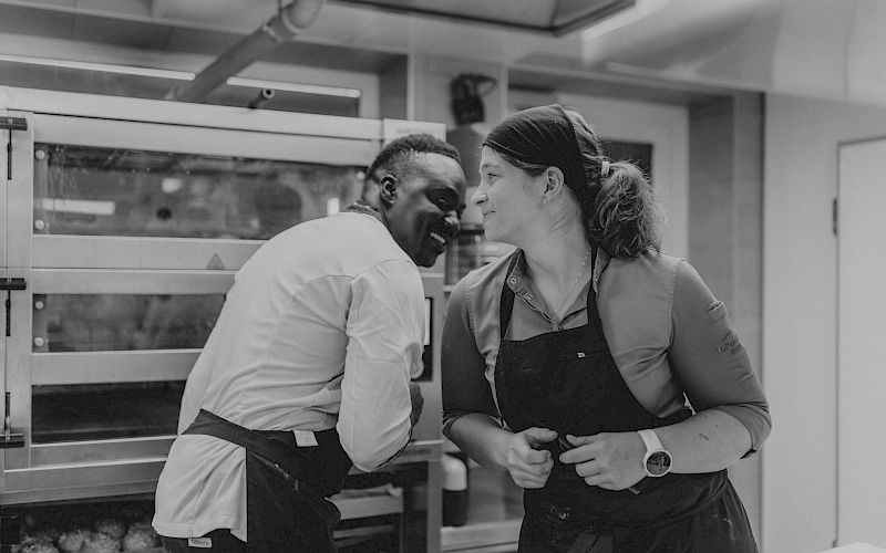 Due chef scherzano in una cucina professionale.